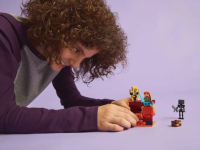 LEGO MINECRAFT ZESTAW KLOCKÓW BITWA NA M - widok 2 LEGO opakowanie szczegoly collectible